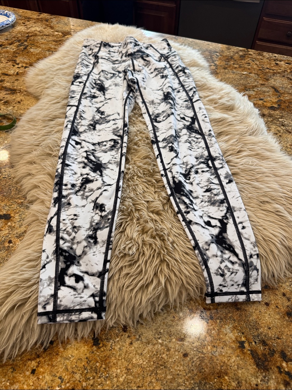 NWT The Gym People pocket leggings. White and black marble. Size small. - Picture 3 of 5
